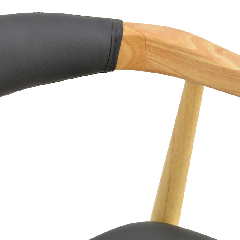 Πολυθρόνα Sandi pakoworld rubberwood σε φυσική απόχρωση με μαύρο pu μαξιλάρι 50x60x80εκ